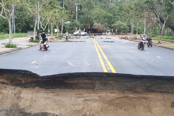 Đà Nẵng tan hoang, cả thành phố khẩn trương khắc phục thiệt hại sau mưa lũ - Anh 2