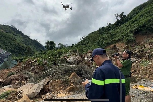 Sử dụng flycam hỗ trợ tìm kiếm nạn nhân mất tích tại thuỷ điện Kà Tinh - Anh 1