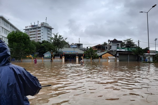 Thừa Thiên Huế: Gần 20.000 nhà dân ngập trong nước lũ, nhiều tuyến đường sạt lở, ách tắc giao thông - Anh 1