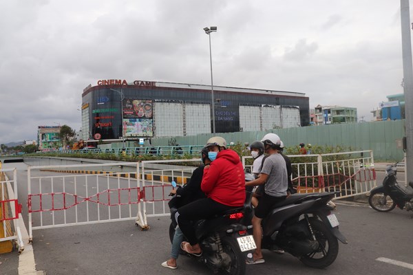 Đà Nẵng: Hầm chui Điện Biên Phủ ngập trong nước, gây ách tắc giao thông - Anh 3