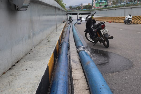 Đà Nẵng: Hầm chui Điện Biên Phủ ngập trong nước, gây ách tắc giao thông - Anh 2