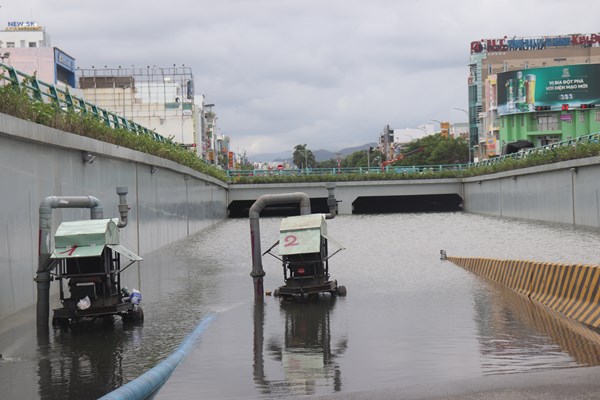 Đà Nẵng: Hầm chui Điện Biên Phủ ngập trong nước, gây ách tắc giao thông - Anh 1