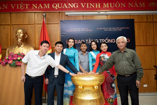 BTC Hoa hậu Biển đảo Việt Nam 2022 tặng trống đồng cho Bảo tàng Quảng Ninh - Anh 2