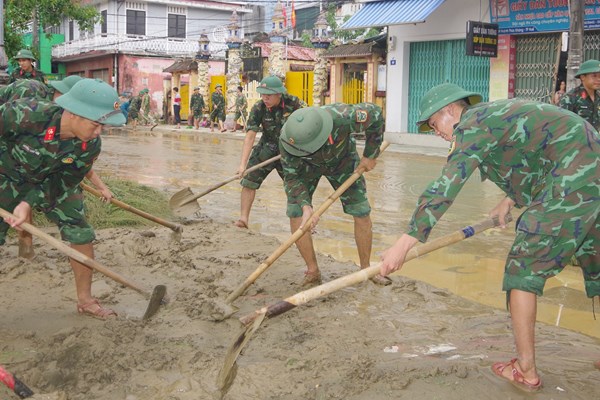 TP Huế: Nhiều lực lượng chung tay dọn bùn non, vệ sinh đường phố sau lũ - Anh 2