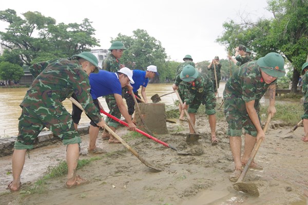 TP Huế: Nhiều lực lượng chung tay dọn bùn non, vệ sinh đường phố sau lũ - Anh 1