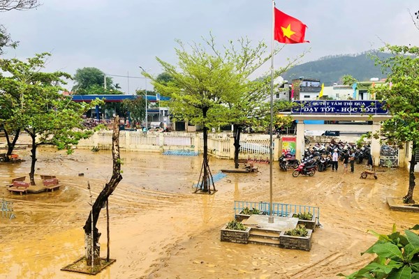 Sau trận lụt lớn, các trường học tại Đà Nẵng hư hại nặng nề - Anh 2