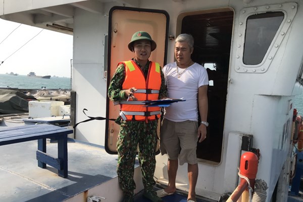 Lực lượng Biên phòng Cù Lao Chàm kêu gọi tàu thuyền vào tránh trú bão số 6 - Anh 1
