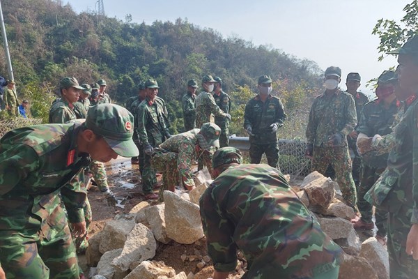 Lực lượng Biên phòng Cù Lao Chàm kêu gọi tàu thuyền vào tránh trú bão số 6 - Anh 2