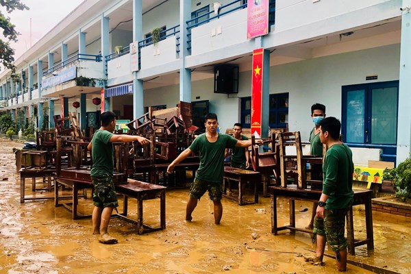 Đà Nẵng: Nhiều hoạt động tiếp sức cho học sinh đến trường sau trận lụt lớn - Anh 4