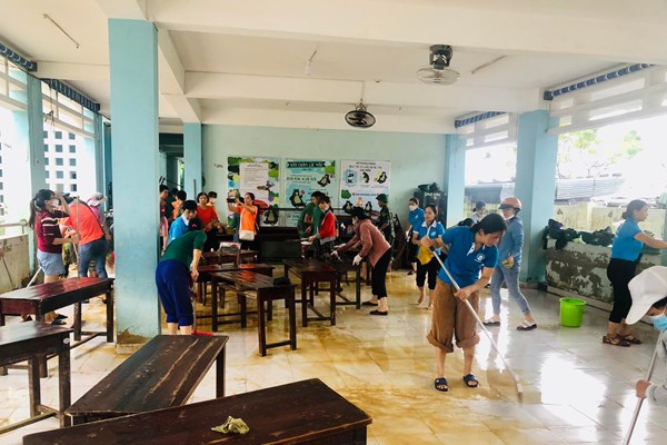 Đà Nẵng: Nhiều hoạt động tiếp sức cho học sinh đến trường sau trận lụt lớn - Anh 3