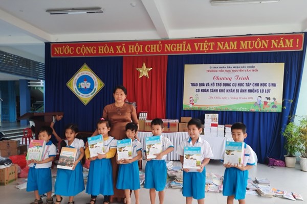 Đà Nẵng: Nhiều hoạt động tiếp sức cho học sinh đến trường sau trận lụt lớn - Anh 1