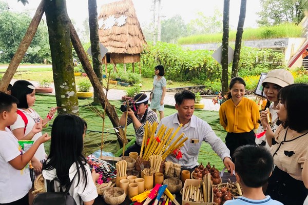 Làng Văn hóa - Du lịch các dân tộc Việt Nam: Cần đổi mới để tăng sức hấp dẫn - Anh 1