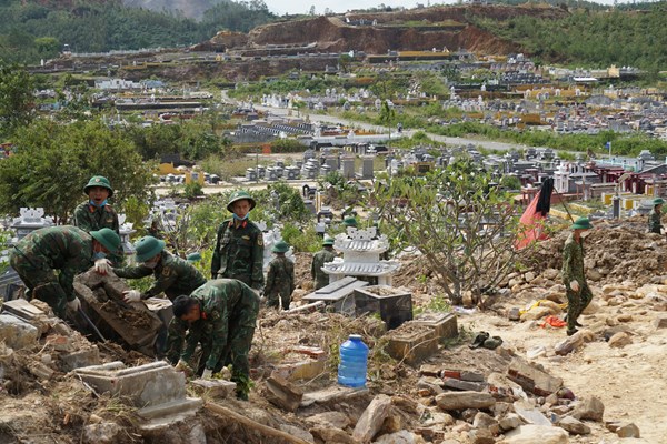 Gần 1.000 cán bộ, chiến sĩ nỗ lực khắc phục sạt lở tại Nghĩa trang Hòa Sơn - Anh 1
