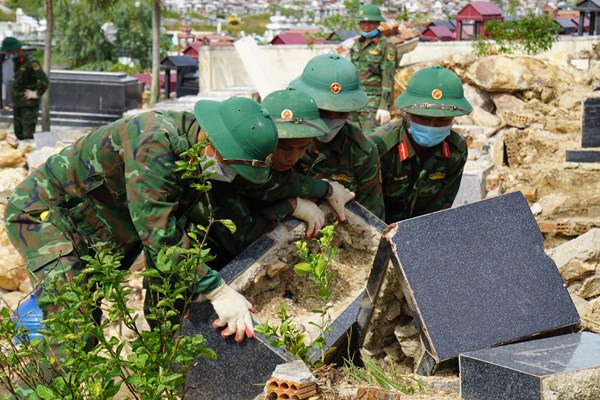 Gần 1.000 cán bộ, chiến sĩ nỗ lực khắc phục sạt lở tại Nghĩa trang Hòa Sơn - Anh 2