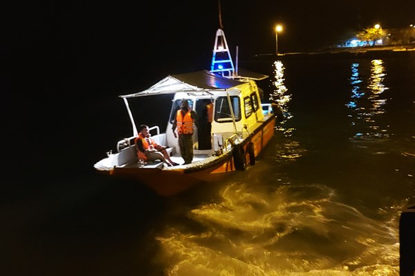 Vượt sóng lớn trong đêm đưa người từ Cù Lao Chàm vào đất liền cấp cứu - Anh 1