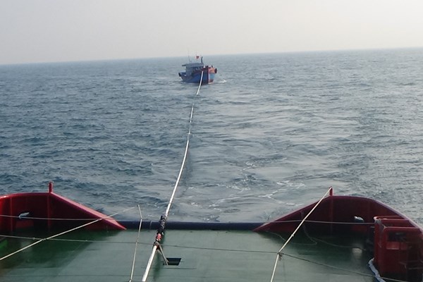 Cứu hộ tàu cá và 3 thuyền viên gặp nạn trên biển - Anh 1