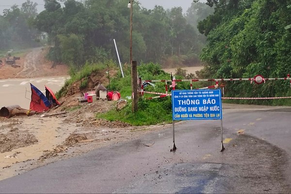 Quảng Nam: Mưa  lớn, Quốc lộ 40B ngập sâu chia cắt 2 huyện miền núi - Anh 1