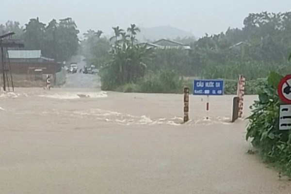 Quảng Nam: Mưa  lớn, Quốc lộ 40B ngập sâu chia cắt 2 huyện miền núi - Anh 2