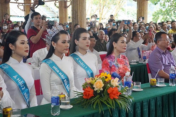 Người làng Phong Nha chào đón Hoa hậu Biển đảo Đinh Như Phương về quê - Anh 1