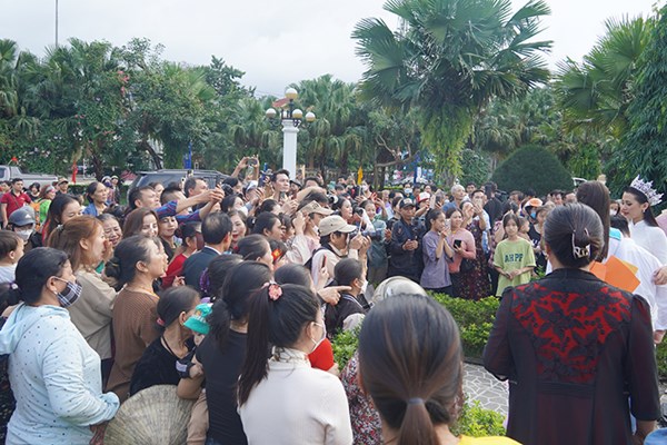 Người làng Phong Nha chào đón Hoa hậu Biển đảo Đinh Như Phương về quê - Anh 2