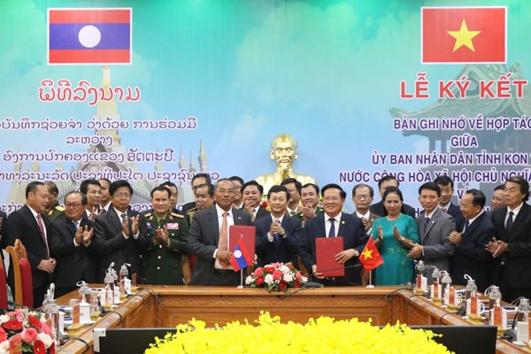 Tỉnh Kon Tum và Attapeu ký kết Bản ghi nhớ hợp tác toàn diện giai đoạn 2022 - 2027 - Anh 4