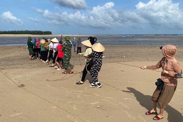 Quảng Bình: Bộ đội biên phòng cùng với người dân kéo thuyền nan bị nạn vào bờ - Anh 2