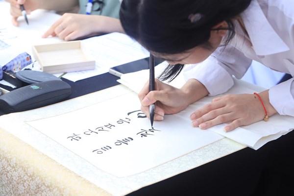 15 tác phẩm đoạt giải cuộc thi viết Danh ngôn của Chủ tịch Hồ Chí Minh trên thư pháp Hàn Quốc - Anh 3