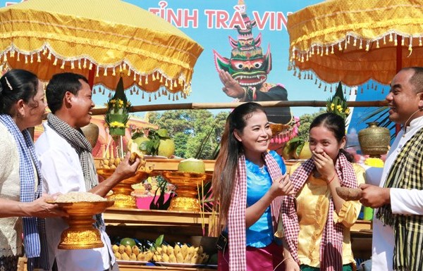 Cùng đồng bào Khmer vui hội Ok Om Bok - Anh 1