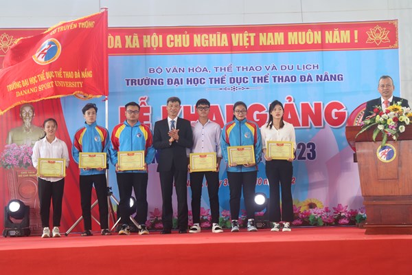 Trường Đại học TDTT Đà Nẵng đón gần 300 tân sinh viên trong  năm học mới - Anh 4