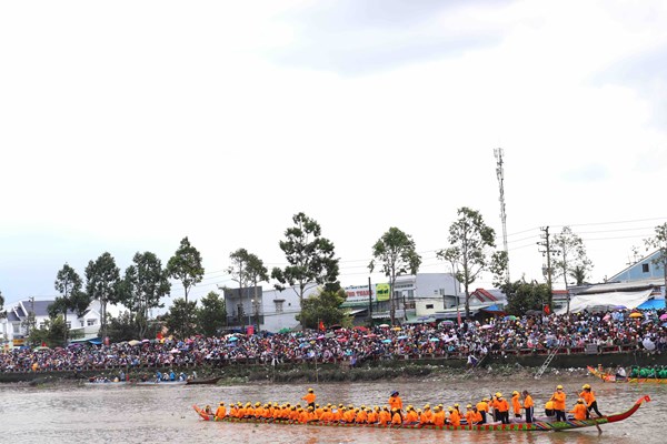 Người dân “đội nắng” xem đua ghe Ngo truyền thống ở Sóc Trăng - Anh 1