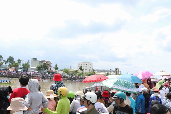 Người dân “đội nắng” xem đua ghe Ngo truyền thống ở Sóc Trăng - Anh 4