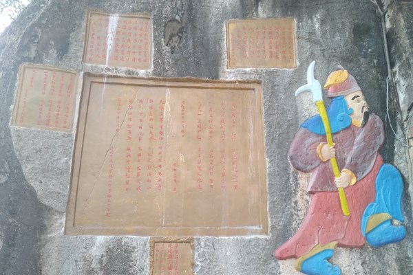 Nhiều tấm bia, hình tượng người cổ của di tích quốc gia chùa Quan Thánh (Thanh Hóa) bị sơn lòe loẹt: “Đây là sự việc nghiêm trọng và hết sức đáng tiếc”! - Anh 1