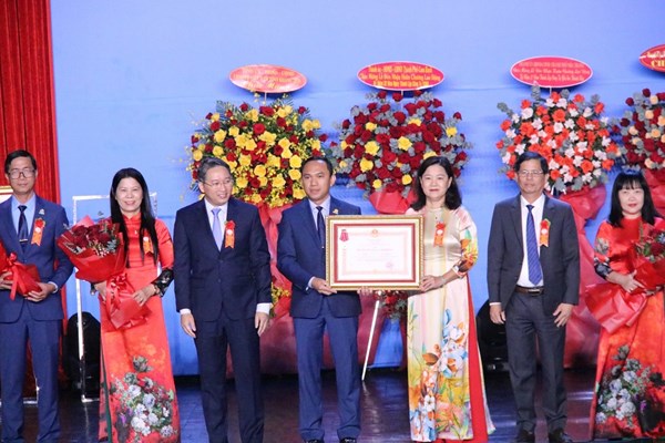 Công ty Yến sào Khánh Hòa đón nhận Huân chương Lao động Nhất - Anh 2