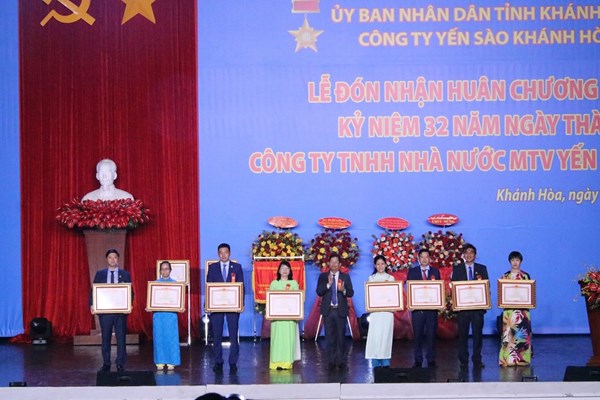 Công ty Yến sào Khánh Hòa đón nhận Huân chương Lao động Nhất - Anh 4