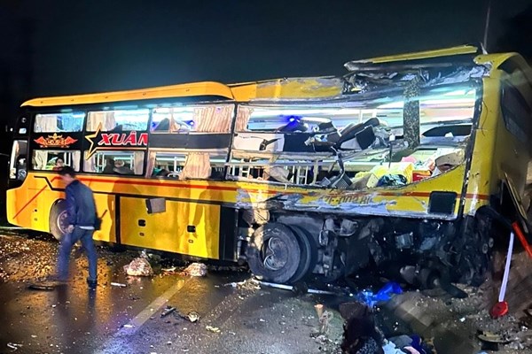 Tai nạn giao thông nghiêm trọng 2 người thiệt mạng, 13 người bị thương - Anh 1