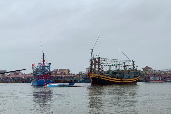 Quảng Bình: Bộ đội biên phòng giúp ngư dân trục vớt tàu cá trên sông Roòn - Anh 1