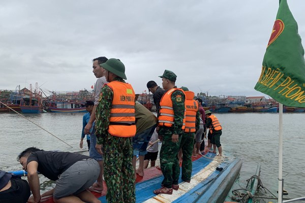 Quảng Bình: Bộ đội biên phòng giúp ngư dân trục vớt tàu cá trên sông Roòn - Anh 2