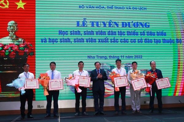 Bộ VHTTDL: Tuyên dương học sinh, sinh viên DTTS tiêu biểu, học sinh, sinh viên xuất sắc - Anh 2