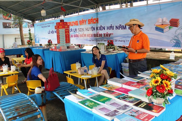 Thư viện Kiên Giang triển lãm sách lưu động tại lễ hội Khmer và Nghinh Ông - Anh 1