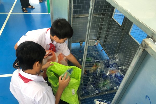 Đà Nẵng:  Học sinh tiểu học phân loại rác thải gây quỹ giúp bạn - Anh 1
