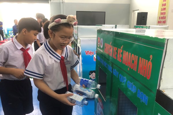 Đà Nẵng:  Học sinh tiểu học phân loại rác thải gây quỹ giúp bạn - Anh 2