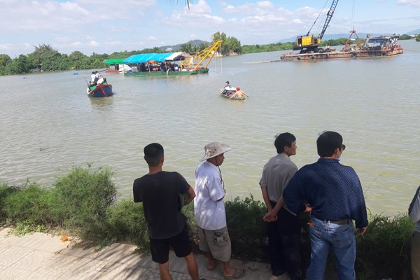 Nạo vét “trá hình”: Cư dân đầm Thị Nại lo ngại sập nhà, mất kế sinh nhai - Anh 1