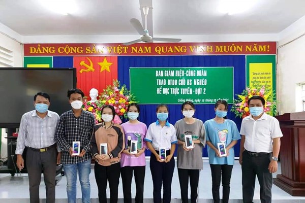 Thầy giáo ở Kiên Giang với mô hình hùng biện dưới cờ cho học sinh - Anh 4