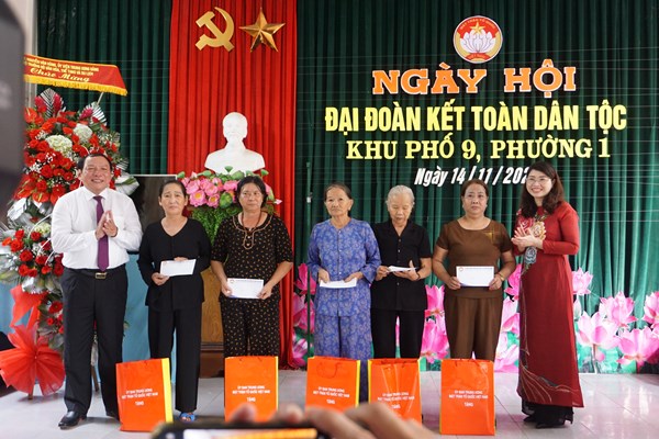 Bộ trưởng Nguyễn Văn Hùng dự Ngày hội Đại đoàn kết toàn dân tộc - Anh 3