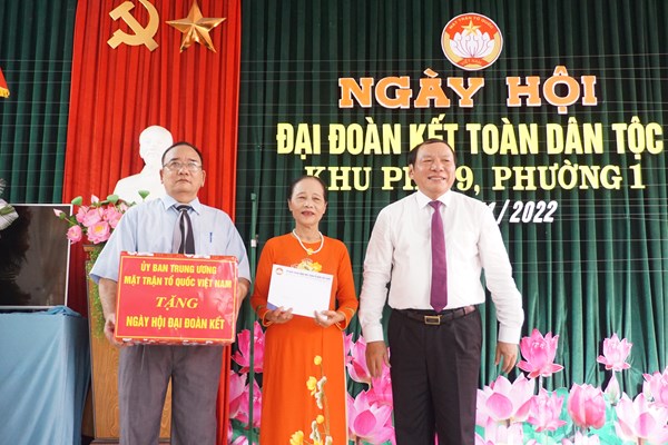 Bộ trưởng Nguyễn Văn Hùng dự Ngày hội Đại đoàn kết toàn dân tộc - Anh 4