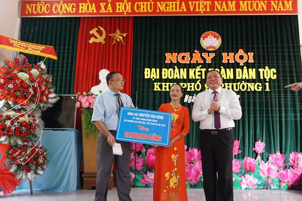Bộ trưởng Nguyễn Văn Hùng dự Ngày hội Đại đoàn kết toàn dân tộc - Anh 5