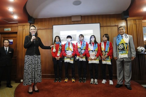 Thủ tướng New Zealand gặp mặt đội tuyển bóng đá nữ Việt Nam - Anh 3