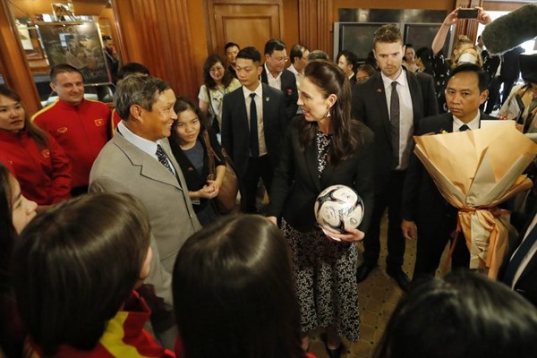 Thủ tướng New Zealand gặp mặt đội tuyển bóng đá nữ Việt Nam - Anh 1