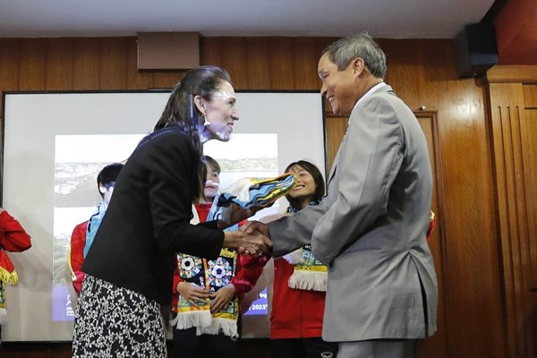 Thủ tướng New Zealand gặp mặt đội tuyển bóng đá nữ Việt Nam - Anh 2