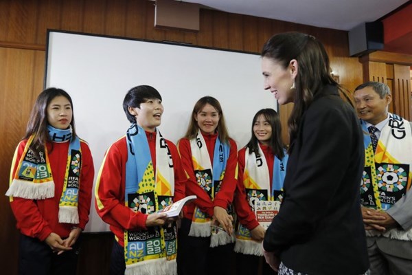 Thủ tướng New Zealand gặp mặt đội tuyển bóng đá nữ Việt Nam - Anh 4